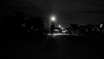 темнота, мальчик, город, призрак